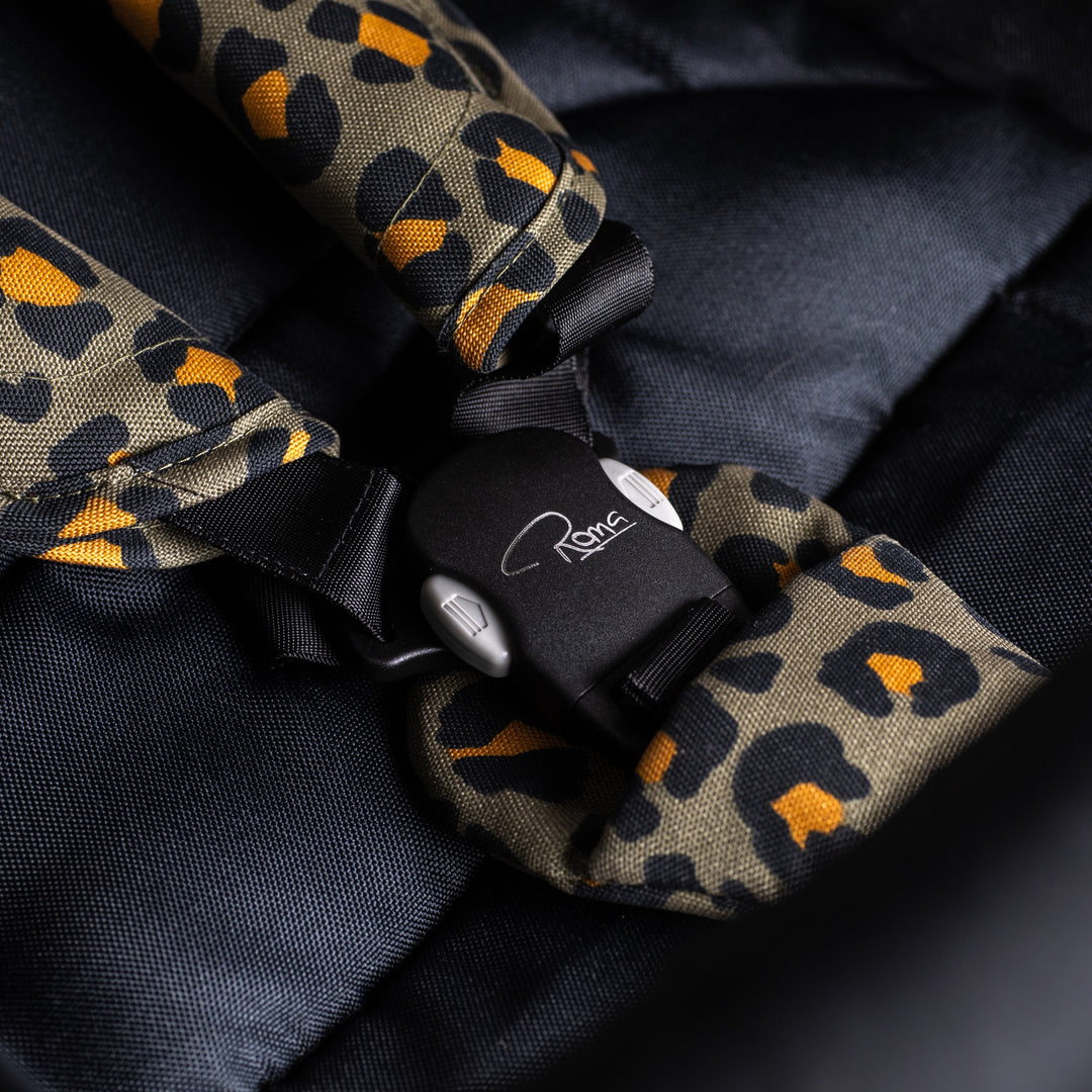 Roma Capsule³ Khaki Leopard five point harness one-touch button detail