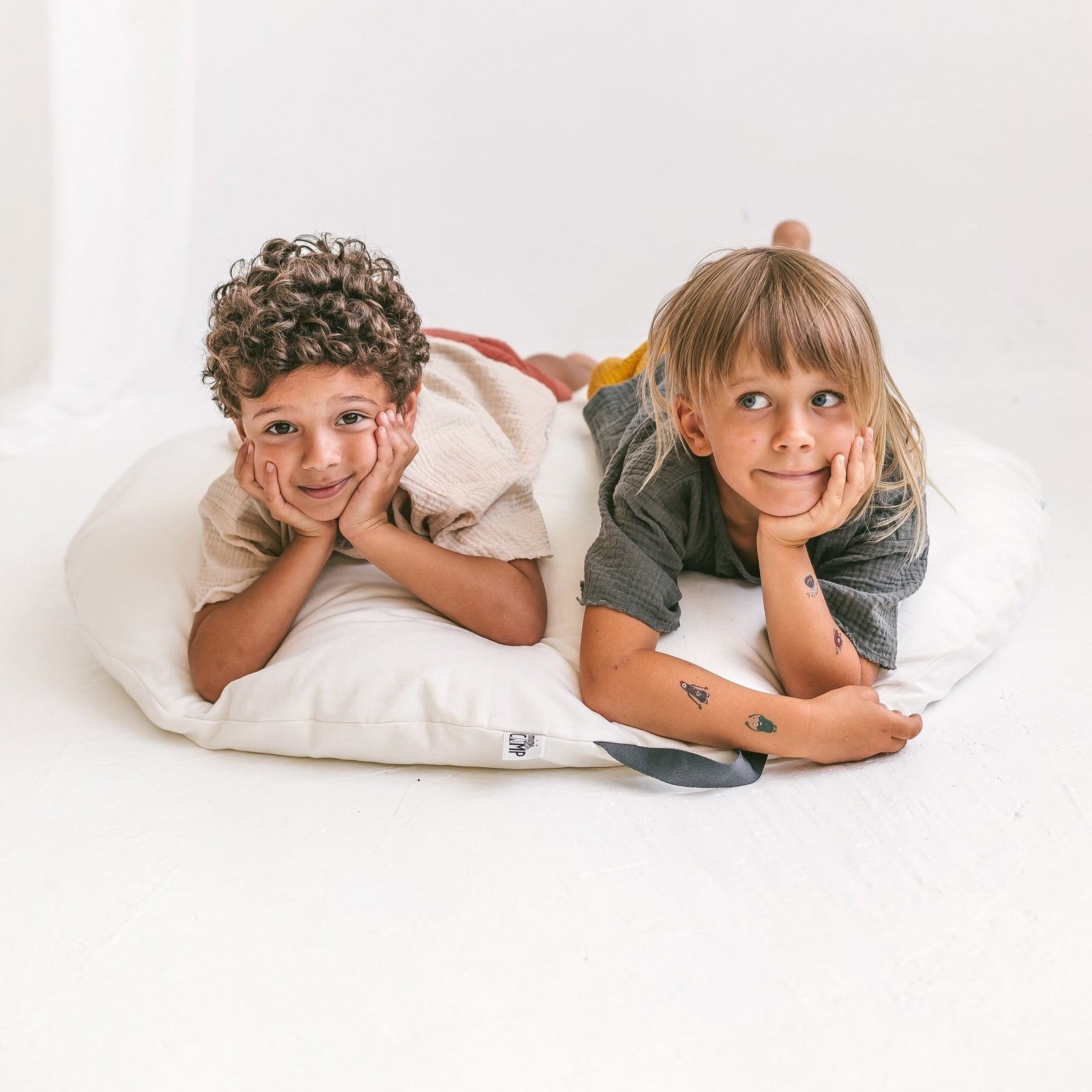 MINICAMP lounger floor pillow with handle, product photograph